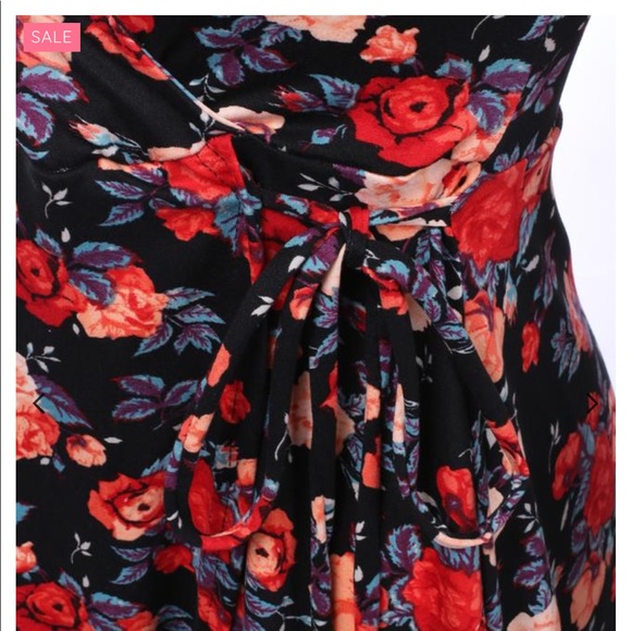 DoubJu v- neckline cap sleeve flared short dress - Picture 2 of 7